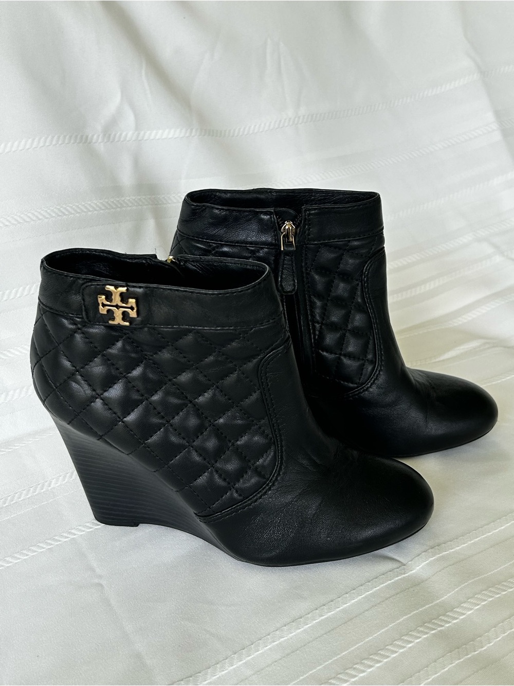 Tory Burch Leila Womens 10 Black Quilted Leather Wedge Ankle Booties Gold Logo